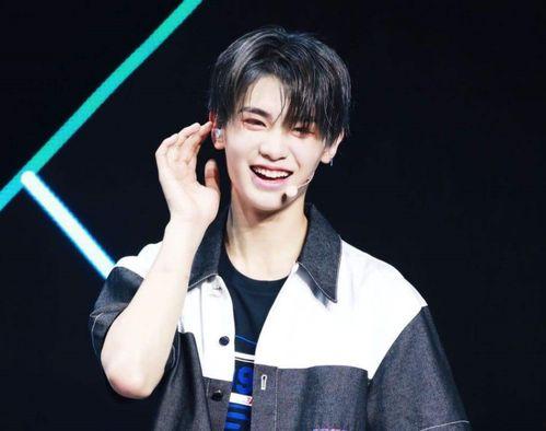 娱乐吃瓜君黄明昊,娱乐吃瓜界的“瓜王”崛起之路